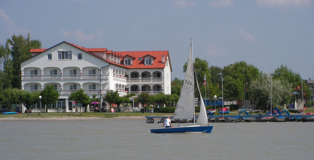Seehotel Herlinde Blick vom See mit Segelboot